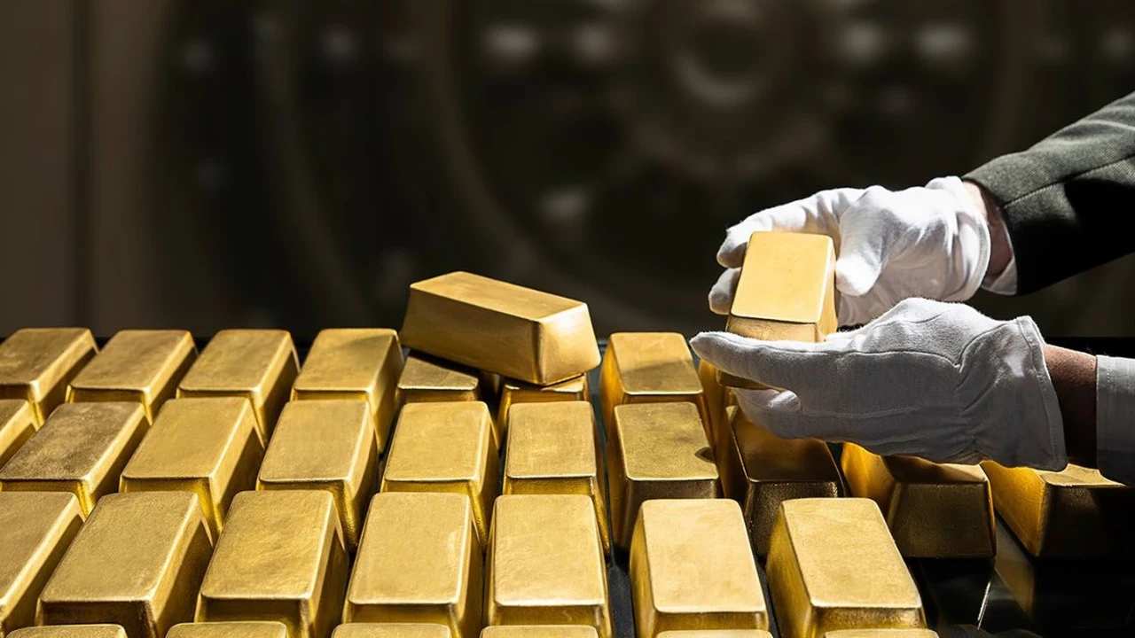 الذهب يعزز بريقه ويتجه نحو مكاسب أسبوعية وسط ترقب الأسعار في الأسواق العالمية